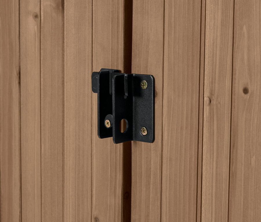Detailní záběr na černý západkový zámek na dřevěných dveřích, upevněný čtyřmi šrouby.