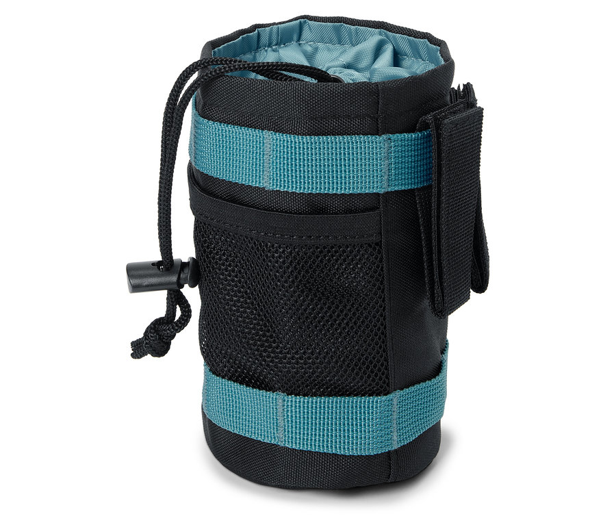 Černá taška s modrými pruhy a stahovací šňůrkou.