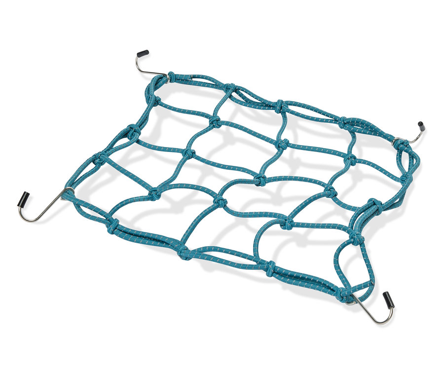 Modrá zavazadlová síť s háčky v každém rohu leží na bílém pozadí.