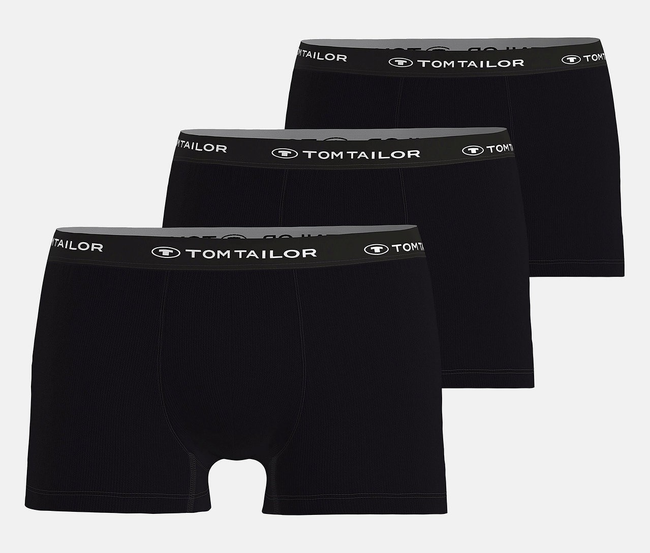 Tři černé boxerky Tom Tailor leží na sobě.