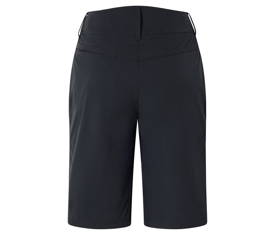 Detailní záběr na zadní stranu černých šortek.