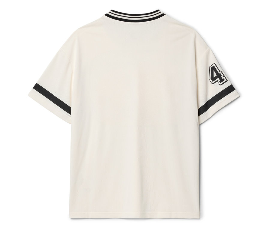 Pohled zezadu na krémové tričko s černými pruhy na límci a rukávech a číslem 4 na rukávu.