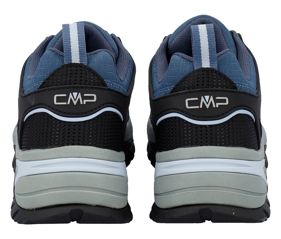 Pohled zezadu na dvě modro-černé trekové boty CMP.