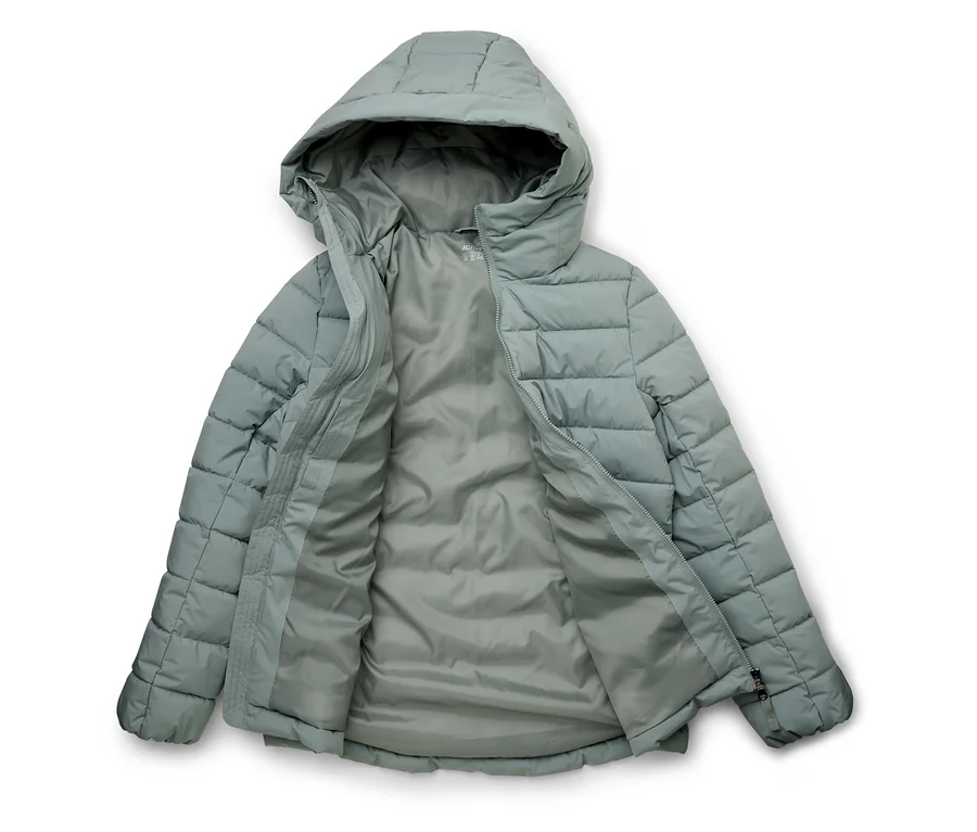 Otevřená světle modrá prošívaná bunda s kapucí leží na bílém pozadí.