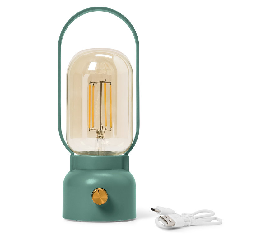 Zelená lampa se žlutou skleněnou baňkou stojí vedle bílého USB kabelu.