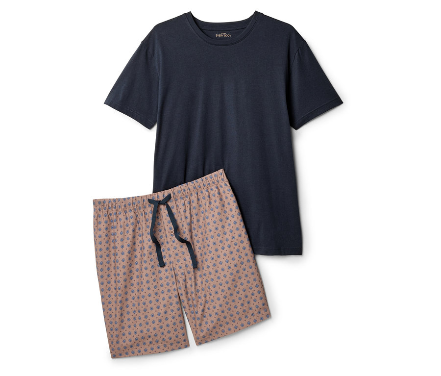 Tmavě modré tričko a růžové šortky s modrým vzorem leží na bílém pozadí.