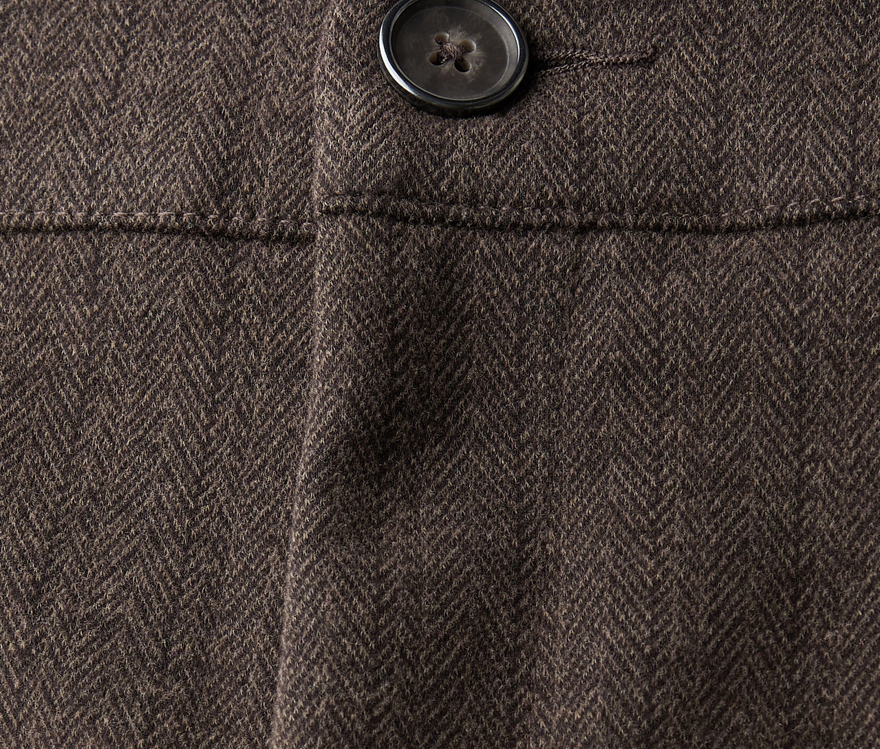 Detail hnědých kalhot Street One Straight Leg s knoflíkem.