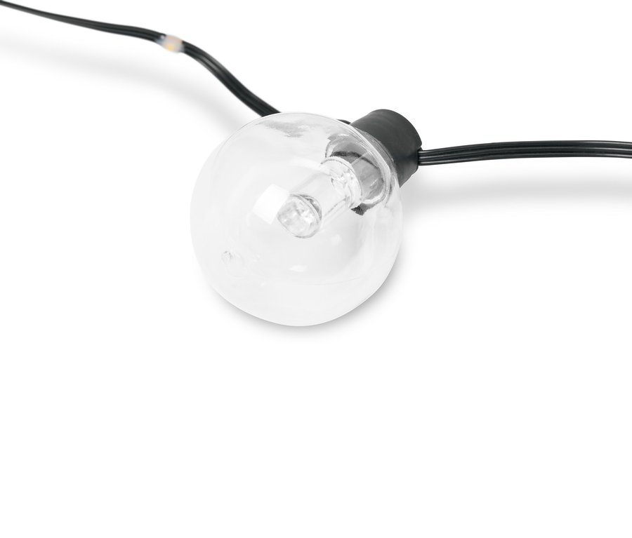 Detailní záběr jedné čiré žárovky s černým kabelem na bílém pozadí.