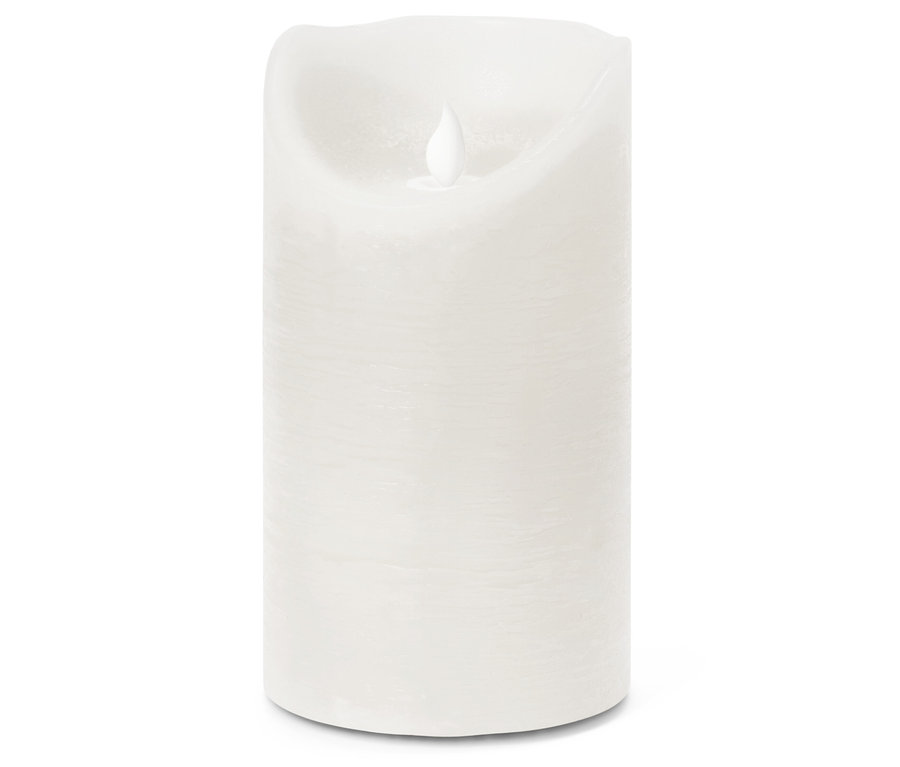 Jedna bílá válcová svíčka se simulovaným plamenem stojí na bílém pozadí.
