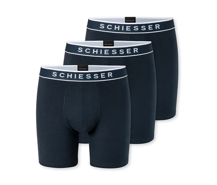Tři tmavě modré boxerky s bílými pasy, každé s logem „SCHIESSER“, jsou naskládané a mírně se překrývají na bílém pozadí.
