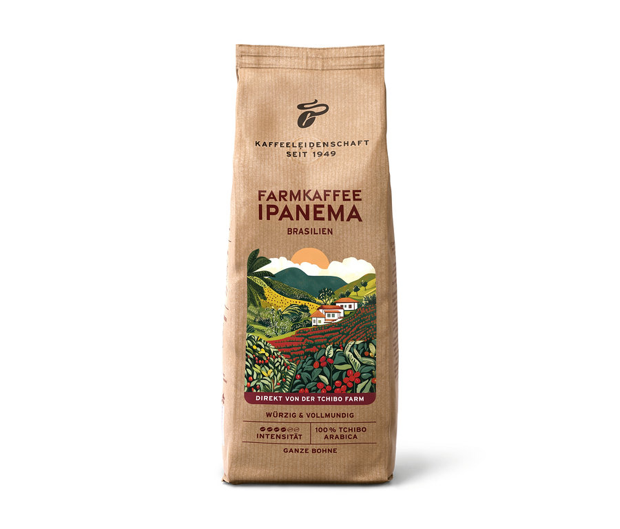 Hnědý papírový sáček farmářské kávy Ipanema, 500 g zrnkové kávy, s barevnou ilustrací kávové plantáže. Nápisy: „Farmkaffee Ipanema Brasilien“, „WÜRZIG & VOLLMUNDIG“, „100 % Tchibo Arabica“.