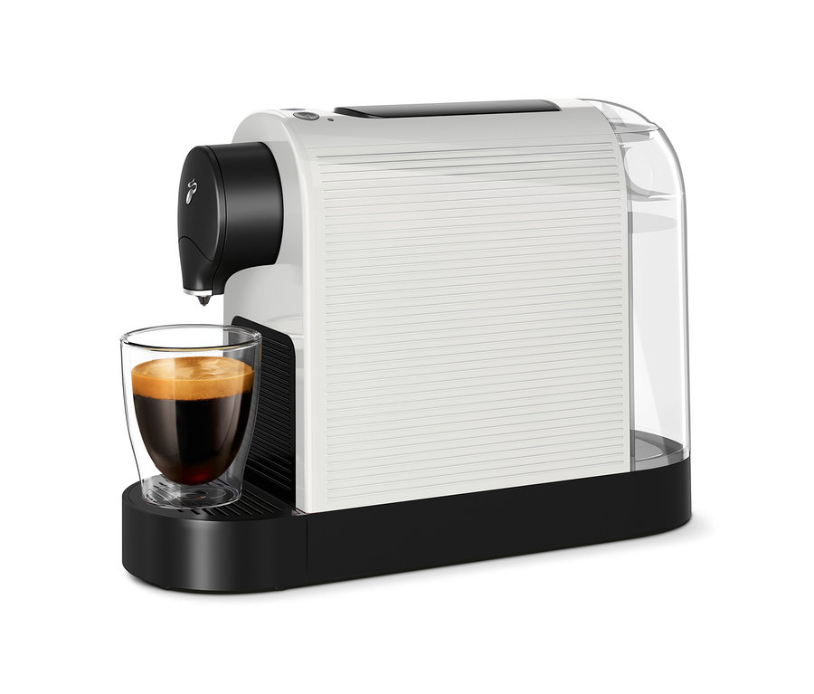 Bílý kávovar Cafissimo pure+ plní sklenici kávou.