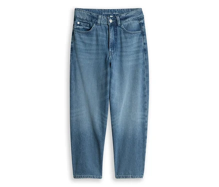 Modré džíny z denimu volného střihu s předními kapsami, zapínáním na knoflík a zip, položené naplocho.