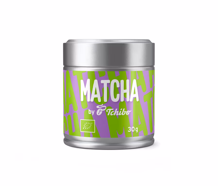 Stříbrná plechovka BIO TC Matcha by Tchibo 30g s fialovou etiketou, zeleným vzorem a bílým textem.