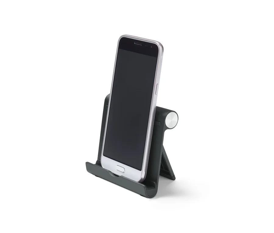 Černý stojan na smartphone a tablet s vloženým smartphonem.
