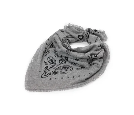 Šedý pletený šátek bandana z vlny a kašmíru s černým paisley vzorem, třásněmi a uzlem.