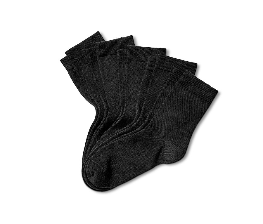 Na bílém pozadí je pět párů černých ponožek.