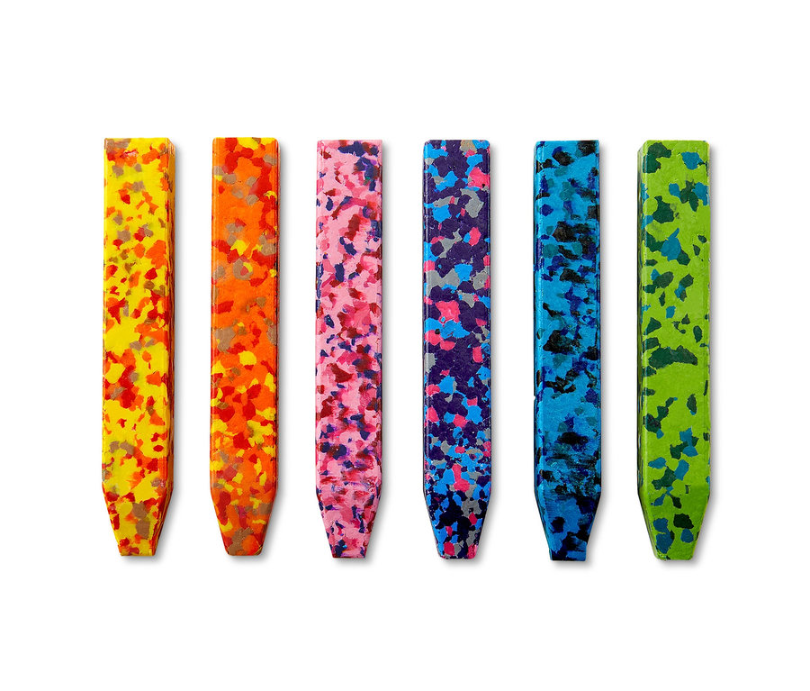 Šest voskovek s konfetami v barvách žlutá, oranžová, růžová, fialová, modrá a zelená.