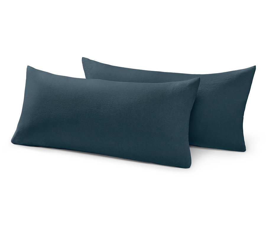 Dva džínové povlaky na polštáře leží na bílém pozadí.