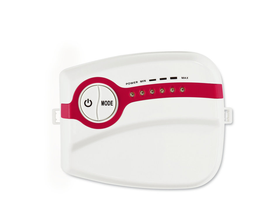 Bílá řídicí jednotka s červeným pruhem a tlačítkem pro sadu airbrush na dorty.