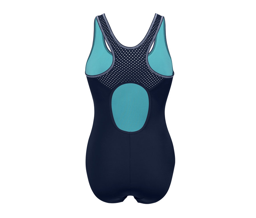 Detailní pohled zezadu na sportovní jednodílné plavky s modrými detaily.