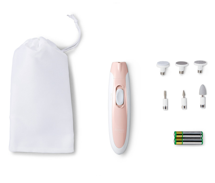 Sada na manikúru a pedikúru s bílým sáčkem, nástavci a bateriemi.