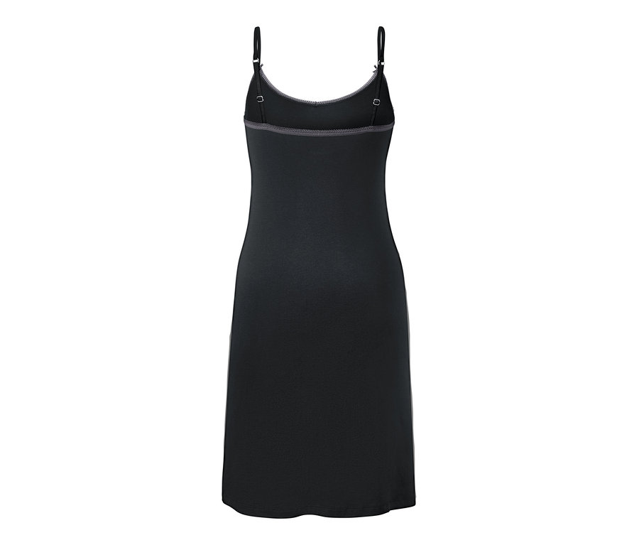 Černá noční košile na ramínka.