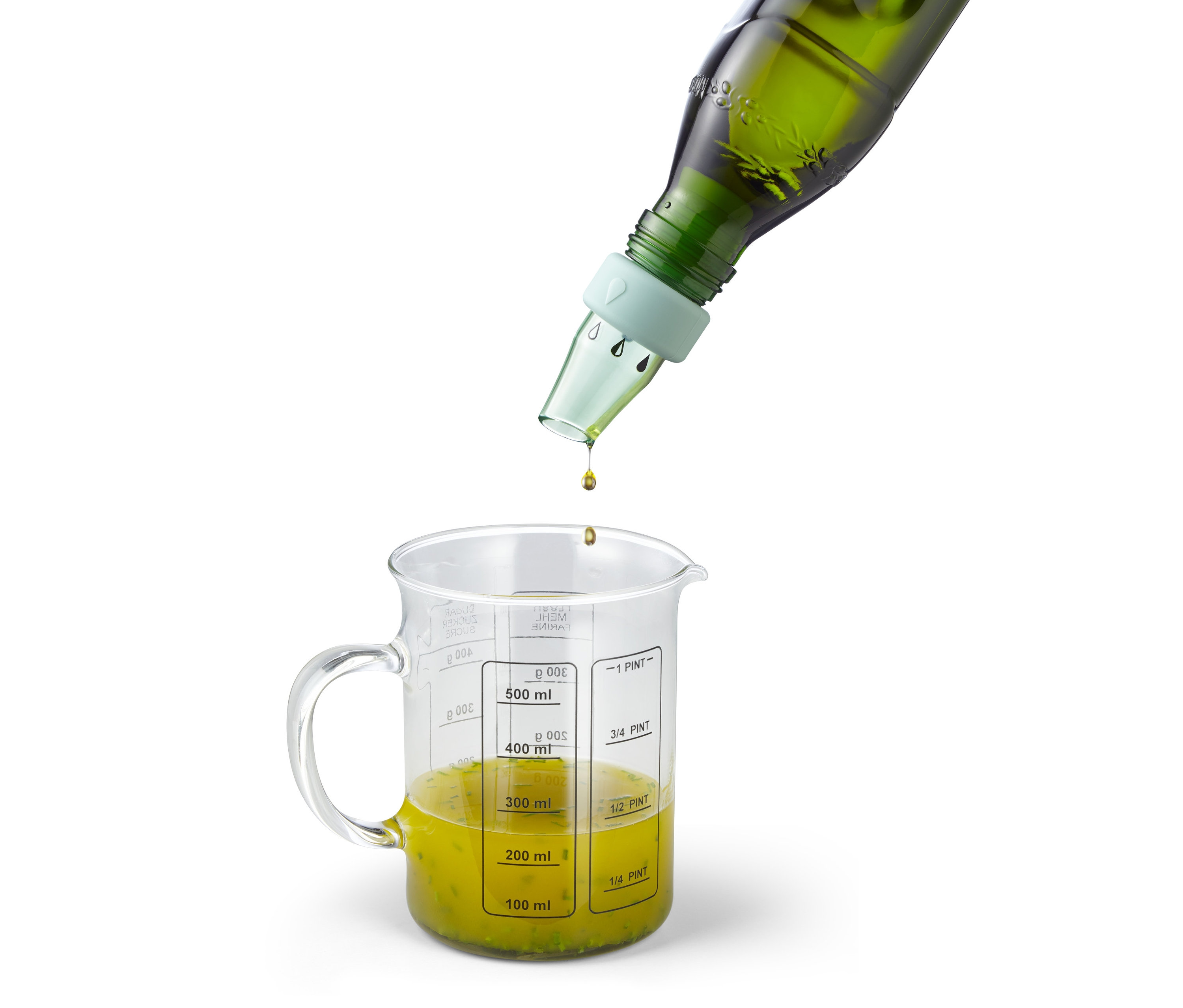 Zelená láhev s 2 nástavci na lahvičky na olej a ocet se nalévá do odměrky se žlutou tekutinou.