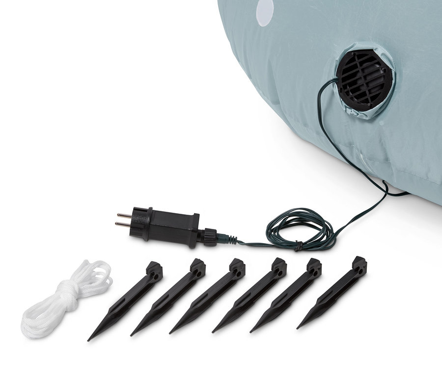 Detail nafukovacího vánočního stromku s LED a nafukovacího Santa Clause s LED s kolíky a šňůrkou.