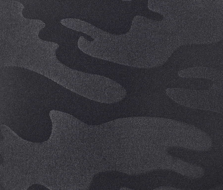 Detail sportovních legín s maskovacím vzorem.