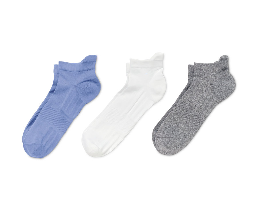 Tři páry dámských profesionálních běžeckých ponožek: modré, bílé a šedé.