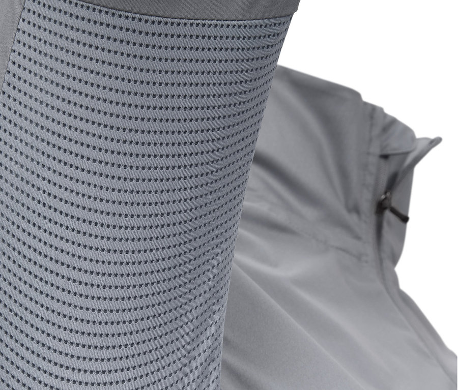 Detail světle šedé běžecké bundy.