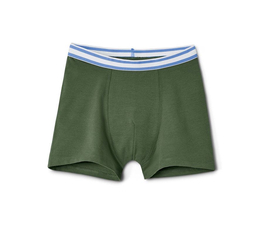 Zblízka detail olivově zelených chlapeckých boxerek s modrým a bílým pruhovaným pasem.