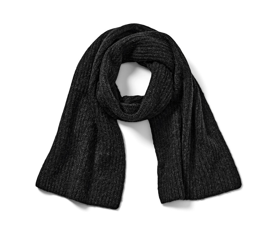 Pletená šála, antracitová, leží na bílém pozadí.