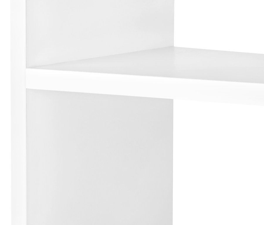 Detail bílého regálu za dveře.