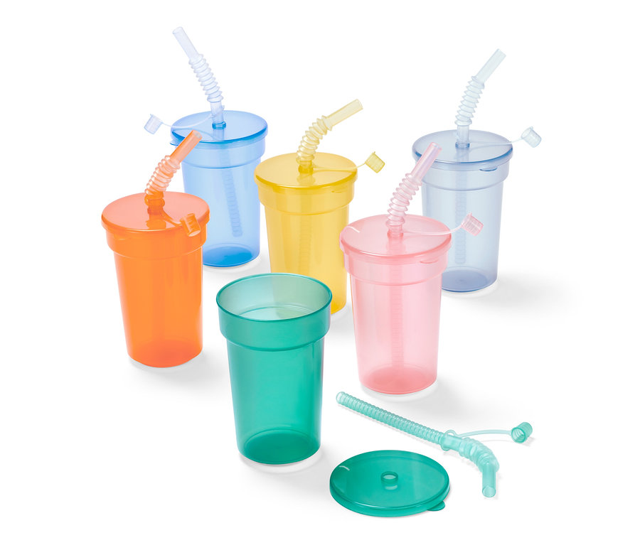 Sada dětských kelímků v oranžové, modré, žluté, růžové a zelené barvě, některé mají brčka.