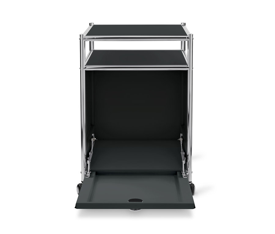 Černý kovový kontejner na kolečkách CN3 s otevřenými výklopnými dvířky.