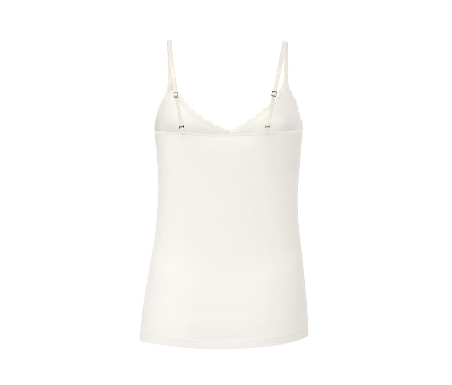 Detail bílého tílka s krajkou.