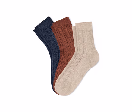 Tři páry ponožek s copánkovým vzorem.