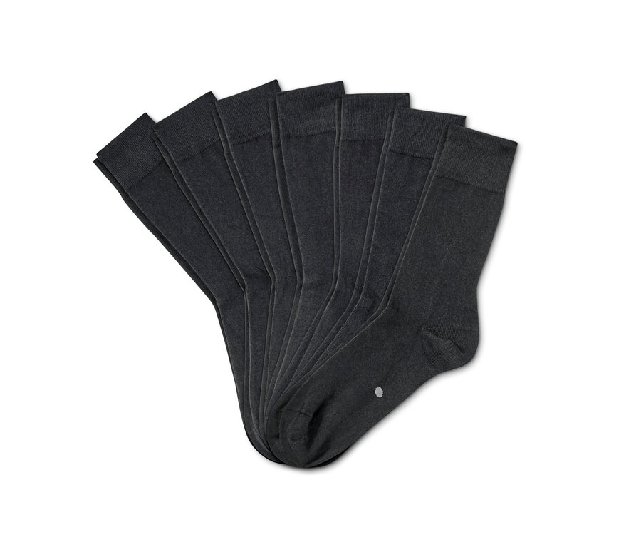 Sedm párů ponožek.