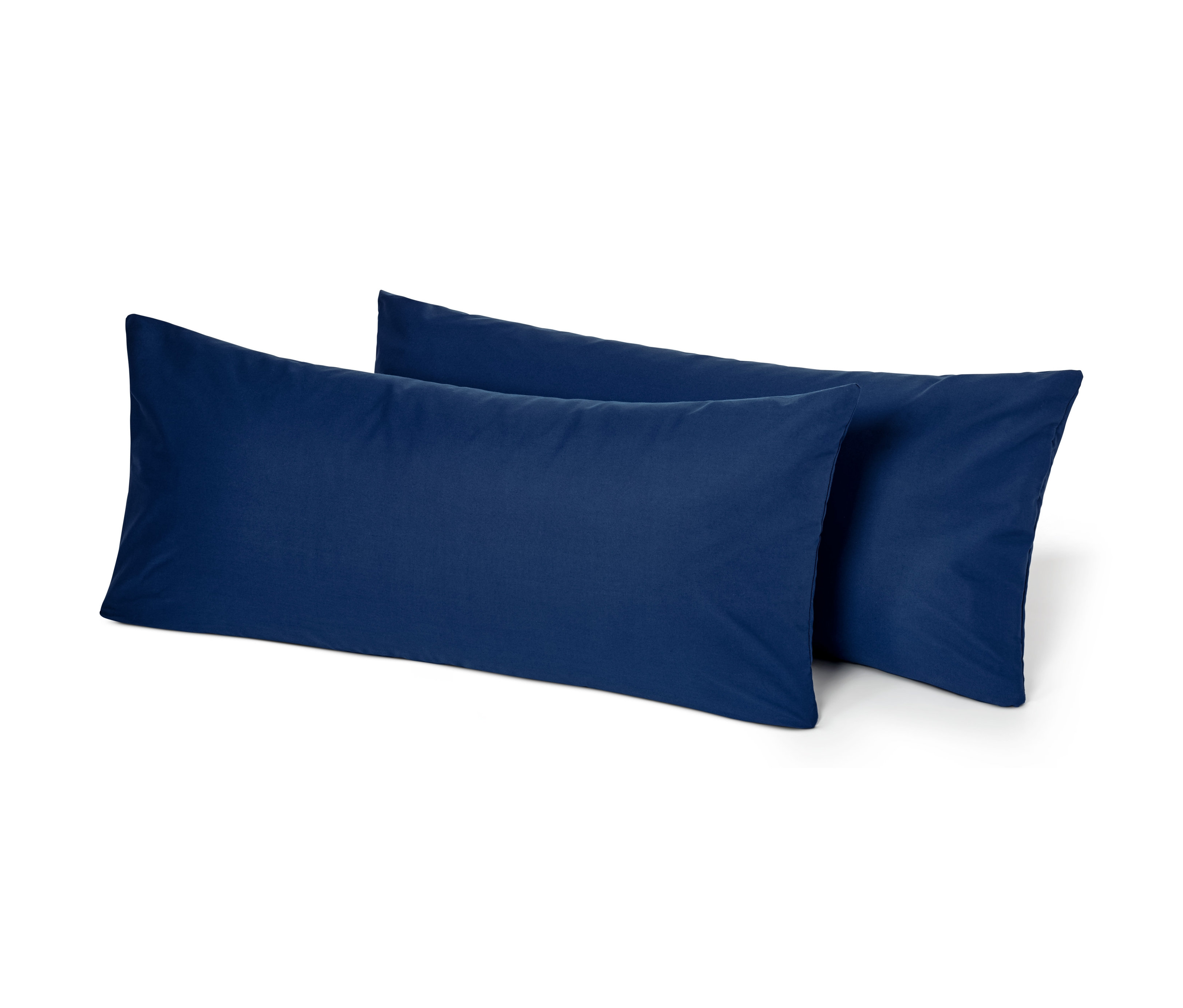 Dva tmavě modré perkálové povlaky na polštáře, každý o rozměrech 80 x 40 cm.