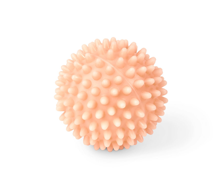 Oranžový masážní míček proti celulitidě.