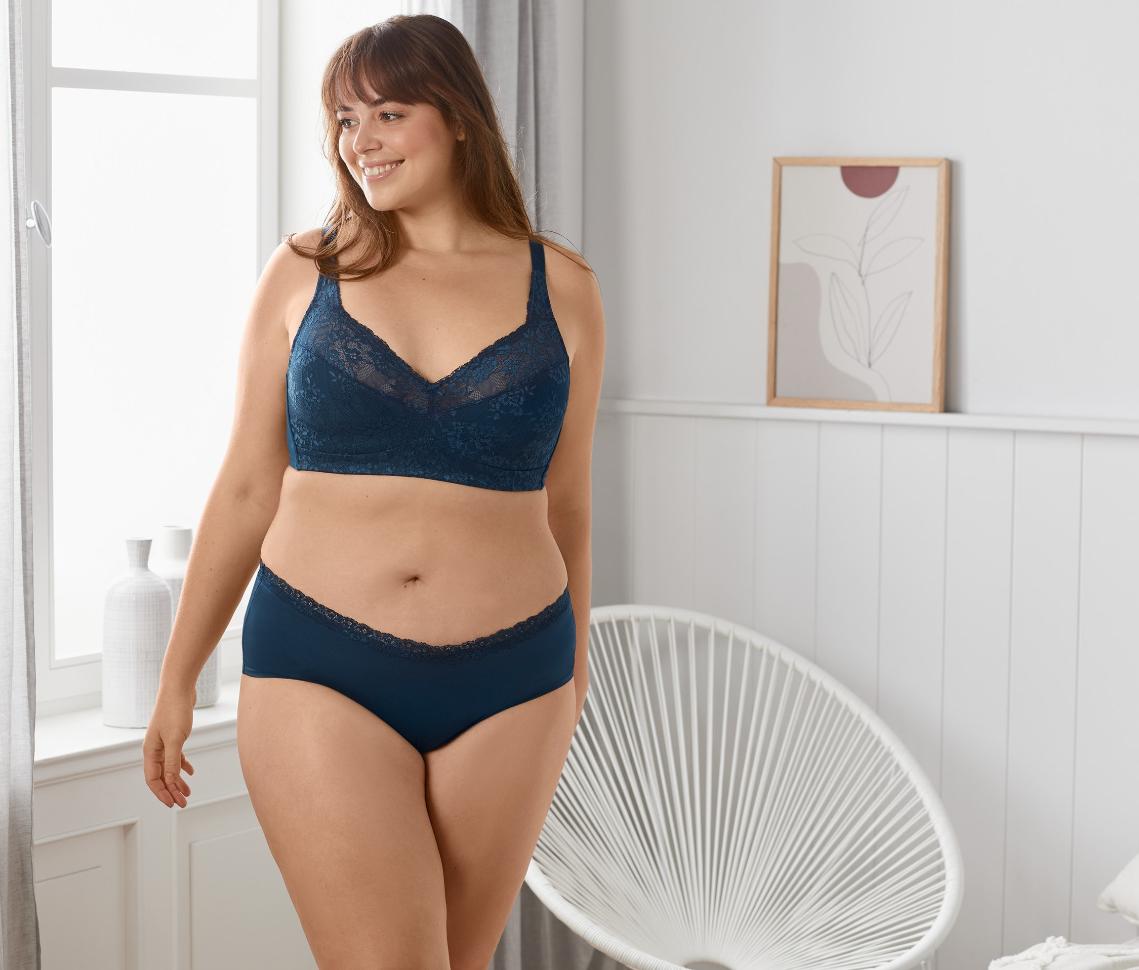 Žena má na sobě měkkou podprsenku a kalhotky.