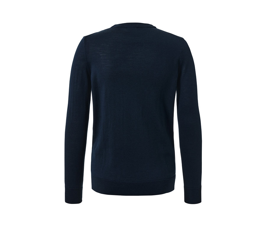 Detailní pohled na námořnicky modrý svetr s vlnou merino.