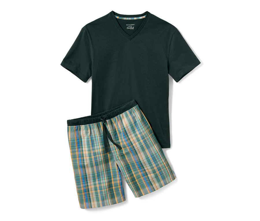 Tmavě zelené krátké pyžamo se skládá z trička s výstřihem do V a kostkovaných šortek.