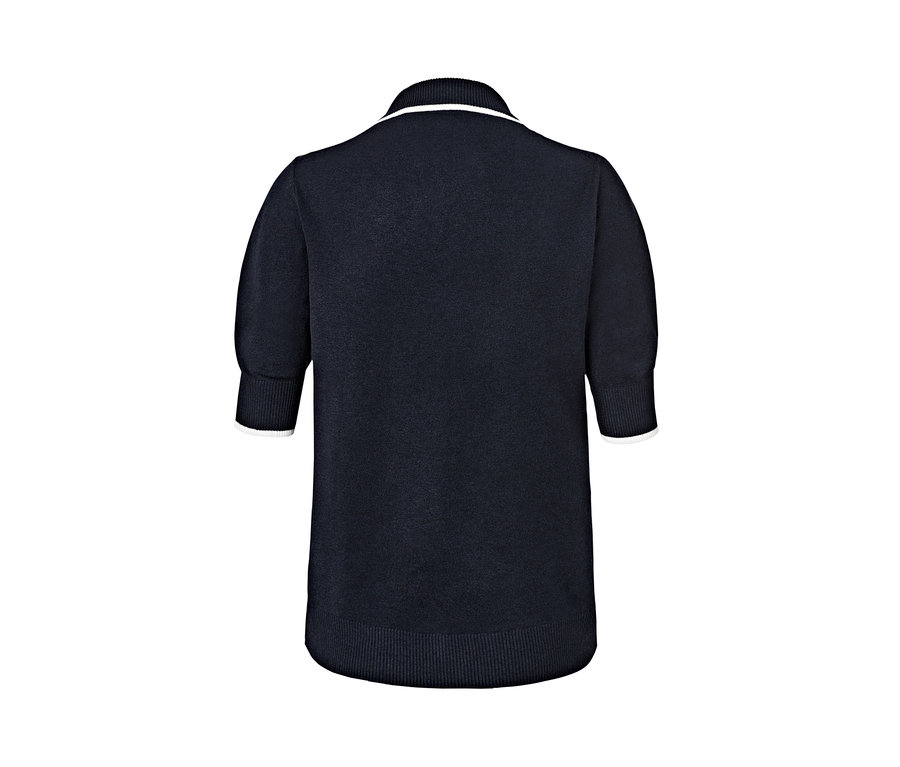 Tmavě modrá polokošile z jemného úpletu s bílým lemováním na límci a rukávech.