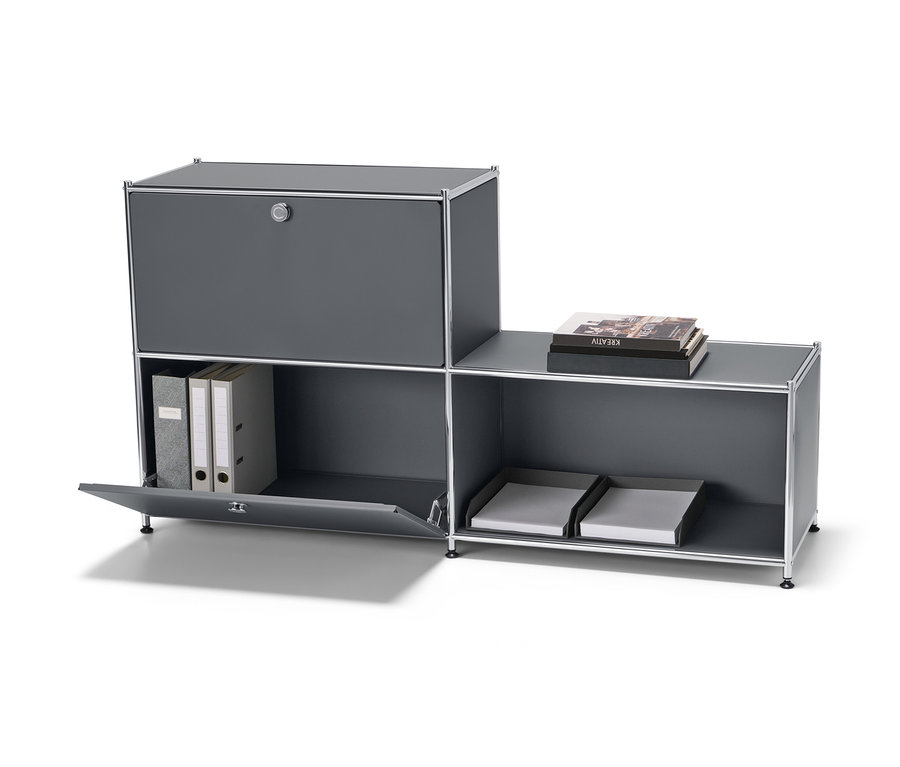 Šedý kovový regál CN3 se 3 přihrádkami, jedny dvířka jsou otevřená.