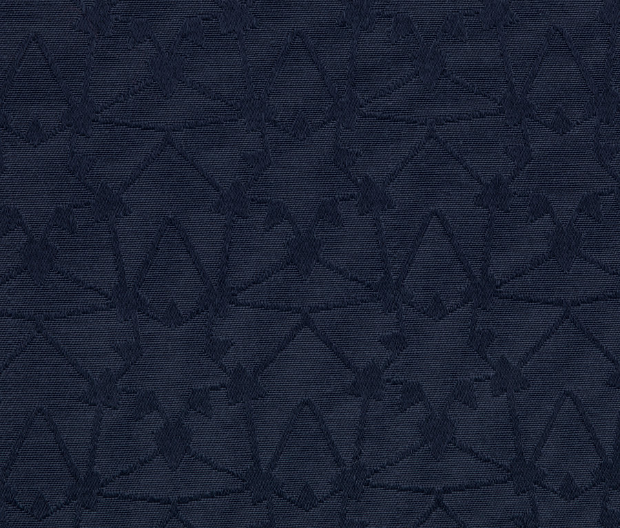 Detailní záběr na žakárový ubrus tmavě modré barvy s geometrickým vzorem.