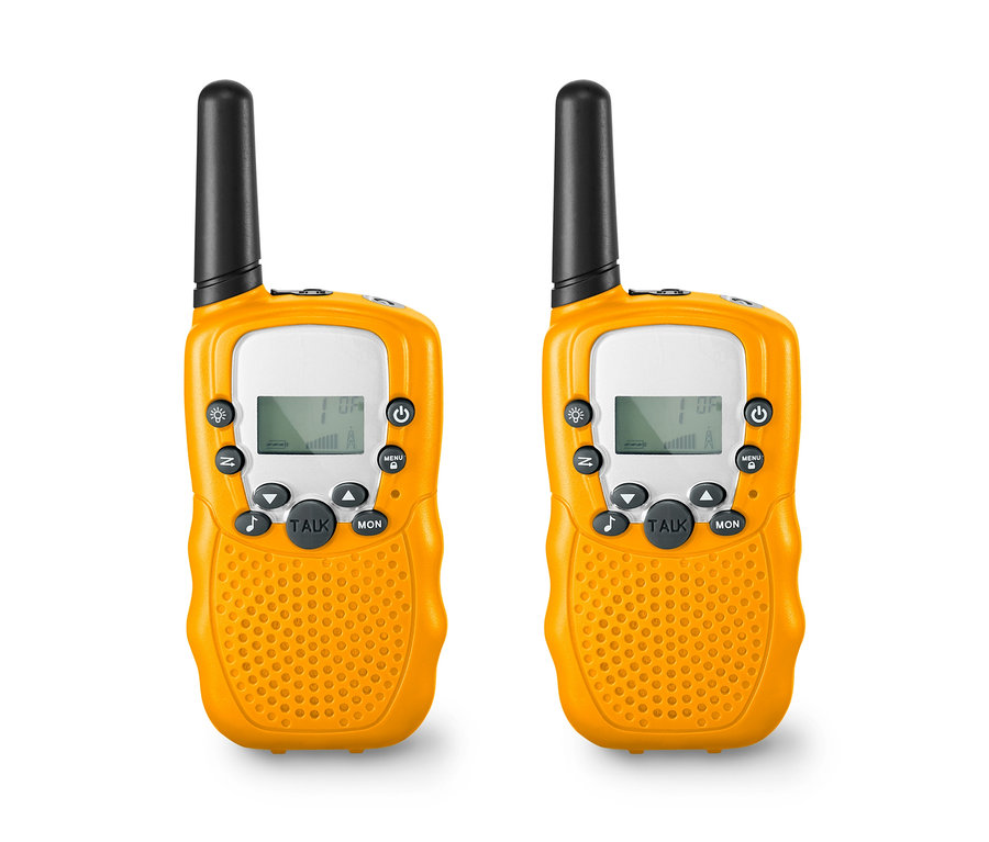 Dvě žluté dětské vysílačky Walkie Talkie.