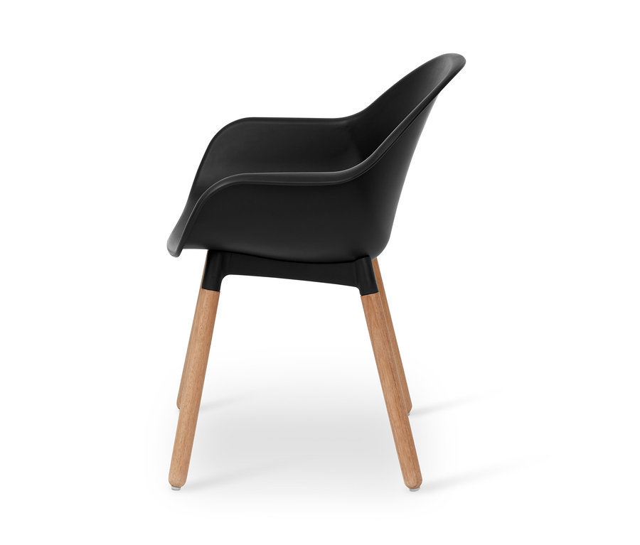 Černá skořepinová židle s područkami a dřevěnýma nohama.